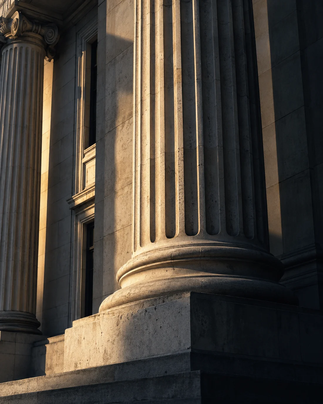 Detalle arquitectónico de una columna de piedra, imagen conceptual